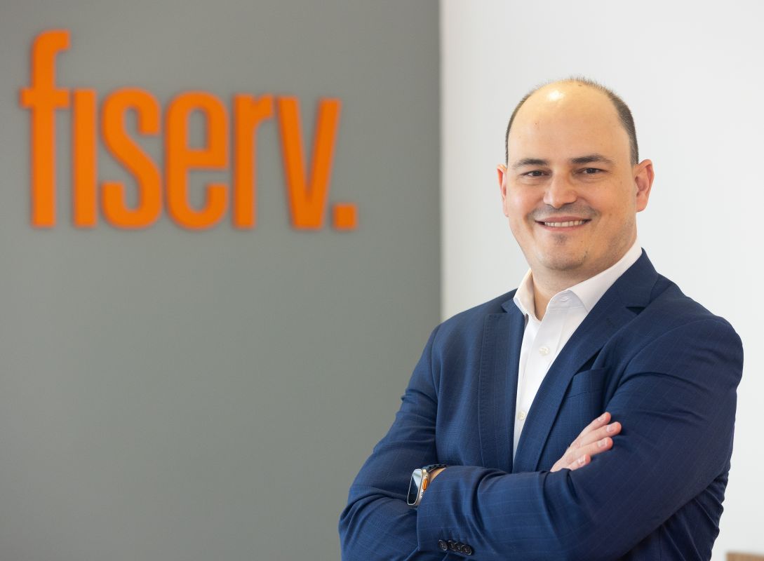 Fiserv abre em Goiânia a 6ª Loja Clover, franquia de maquininha de R$ 250 mil, no mês em que a Clover passa de 5 milhões de aparelhos